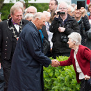 Kong Harald hilser på eldre jondøler som var møtt fram. Foto: Marit Hommedal / NTB scanpix